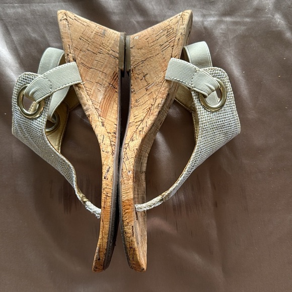 White Mountain Aida Cork Wedge Sandals Cream Gold Sz 9 - Picture 2 of 8